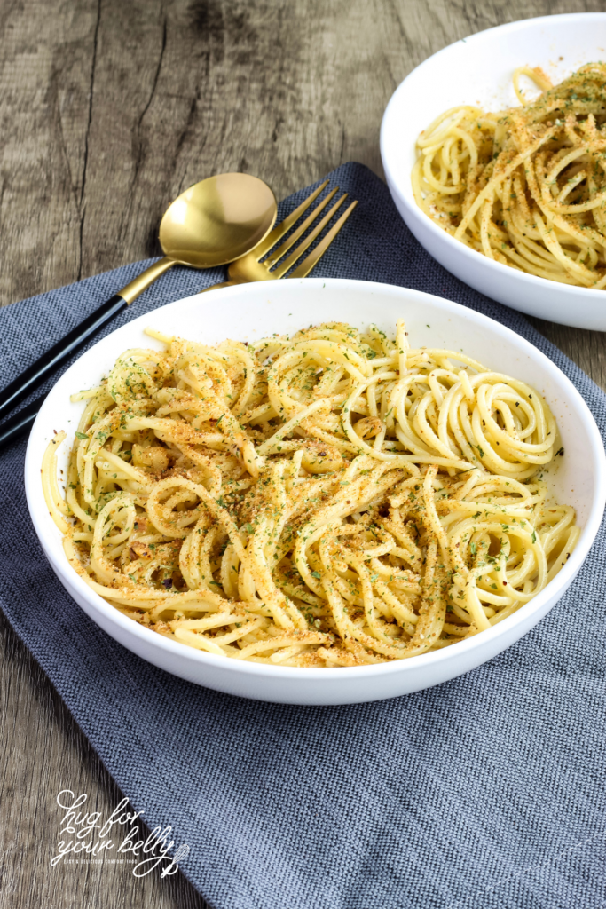 spaghetti aglio e olio in white bowl