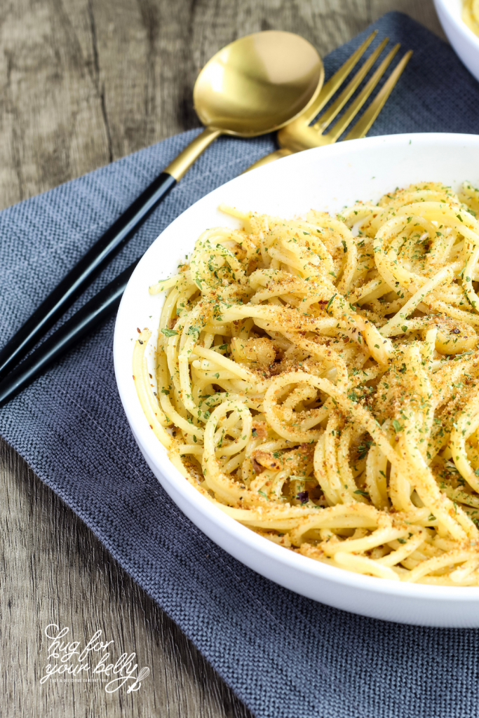 spaghetti aglio e olio in white bowl