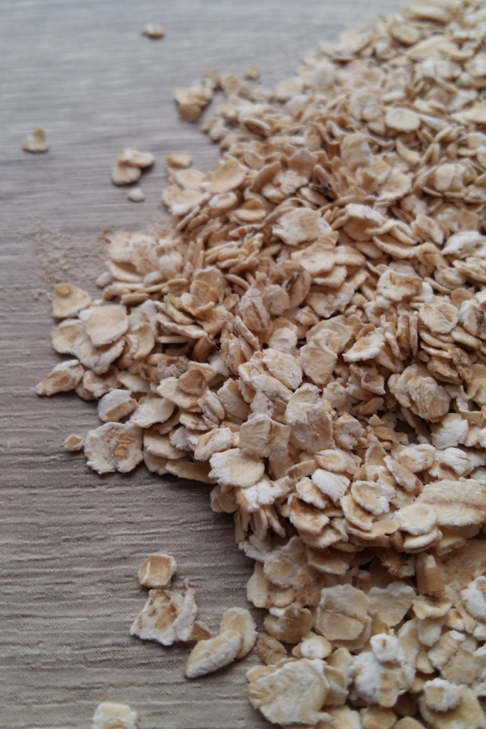 rolled oats on wood background