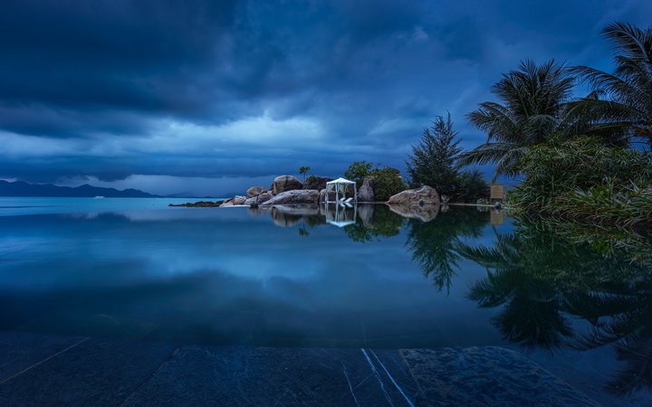 The infinity Pool at L'Alyana