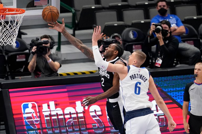 Leonard scores at the rim past Porzingis