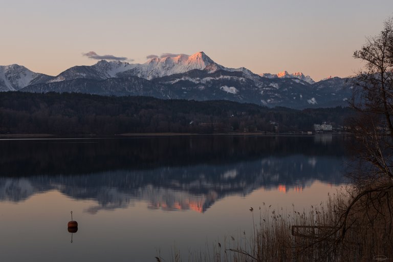 Sunrise at Lake Woerthersee in March 2020