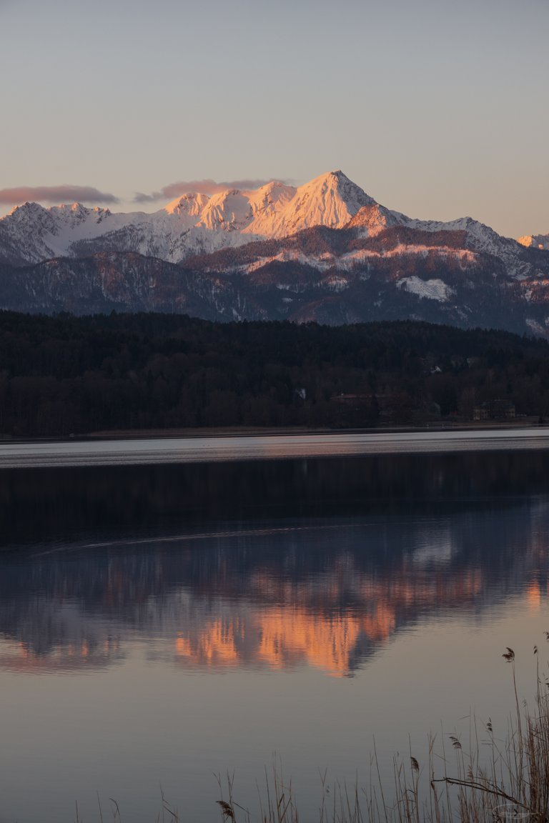 Sunrise at Lake Woerthersee in March 2020