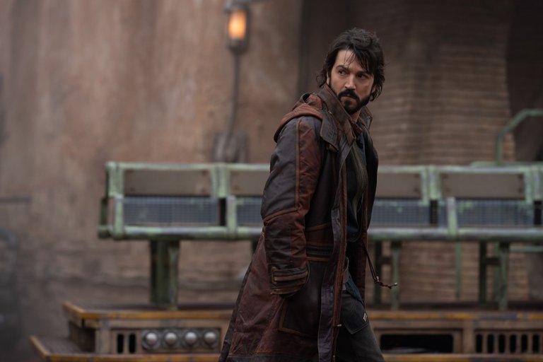 Cassian Andor (Diego Luna) in Lucasfilm's ANDOR, exclusively on Disney+. ©2022 Lucasfilm Ltd. & TM. All Rights Reserved.
