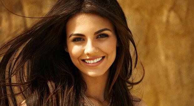 victoria-justice-beautiful-smile-full-wallpaper-hd-17680218355c216.jpg