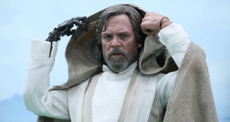 Figura de acción copiando la escena final del episodio VII donde aparece Luke Skywalker // Action figure copying the final scene of episode VII where Luke Skywalker appears. Fuente/Source: https://www.tekcrispy.com/2017/06/05/detalles-segundo-trailer-the-last-jedi/