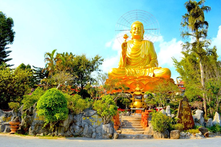 8 Stories of Gleaming Gold – The Biggest Buddha in Dalat Vietnam