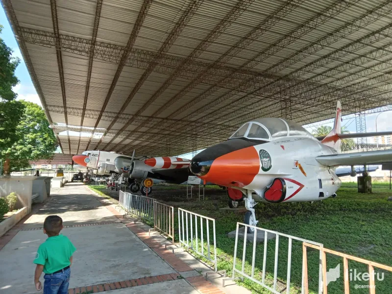 De visita en el museo aeronáutico. 