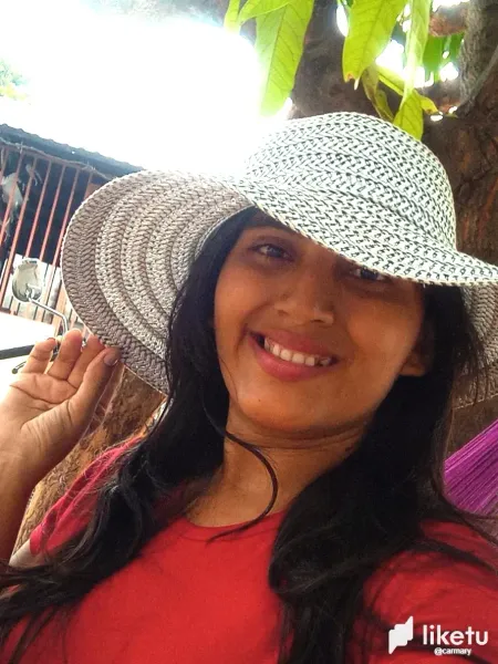 Posando con un lindo sombrero / Posing with a cute hat (ESP - ENG)