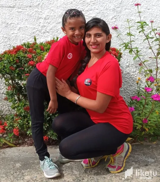 Mi hija y yo de rojo Hive