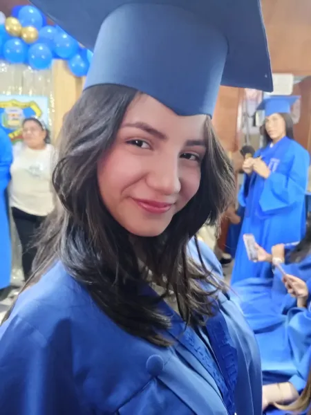 [Eng-Esp] Que hermosa luce de toga y birrete 🎓