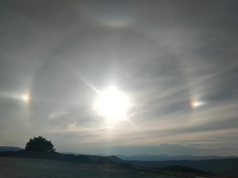 塞尔维亚天象奇观，三个太阳！there are 3 suns in the sky  in Serbia
