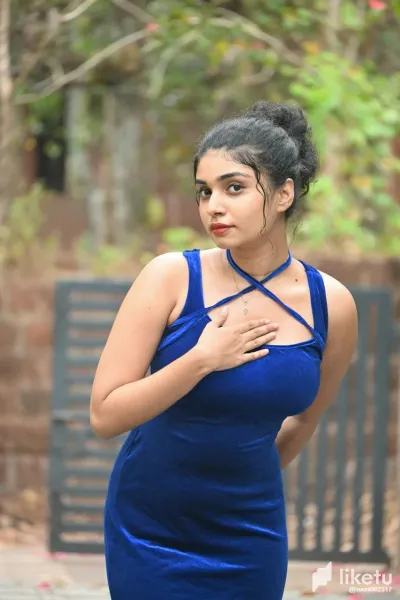 Just trying on a blue dress. How is it? 
