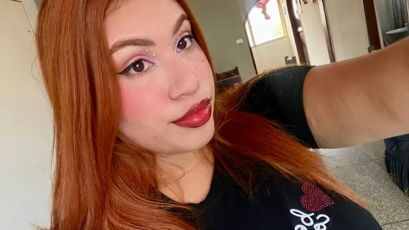 Subtle make-up with glitter and double eyeliner