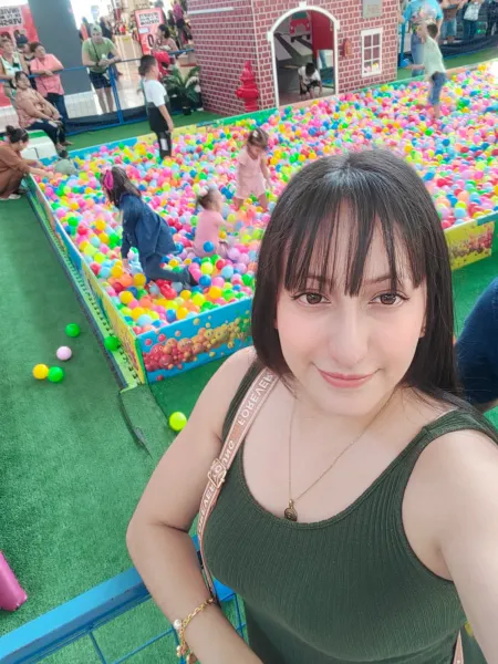 Divirtiéndose en la zona de juego. ✨ Tiempo de calidad en familia.