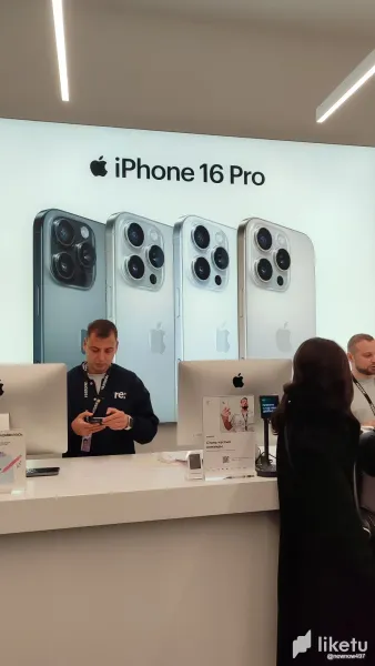 Las tiendas no podian dejar de sr parte de esta mini historia