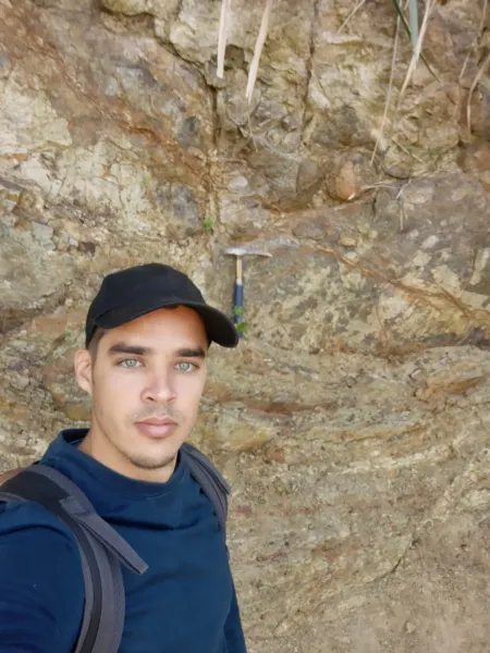 Looking into the past through the rocks//Mirando al pasado a través de las rocas (ENG/ESP)