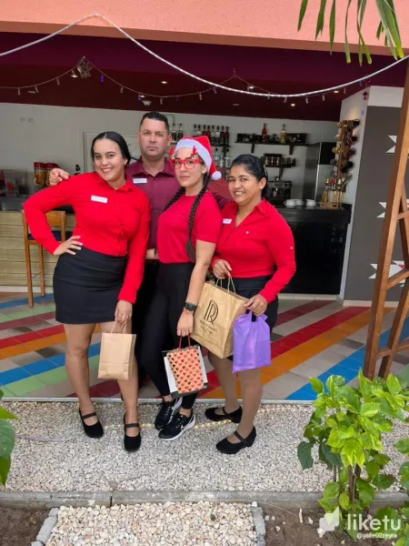 [EN-ES]Red, friends, Christmas...🎅