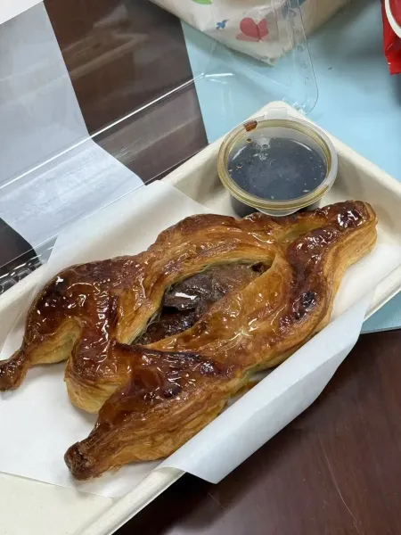 烤鸭可颂面包