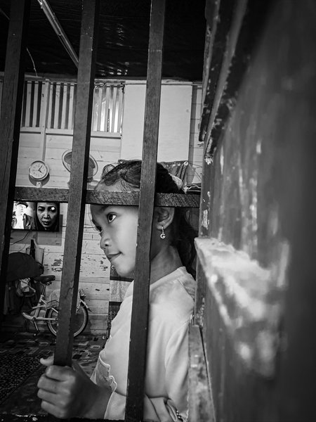 Photography Lovers: little girl pensive at the window