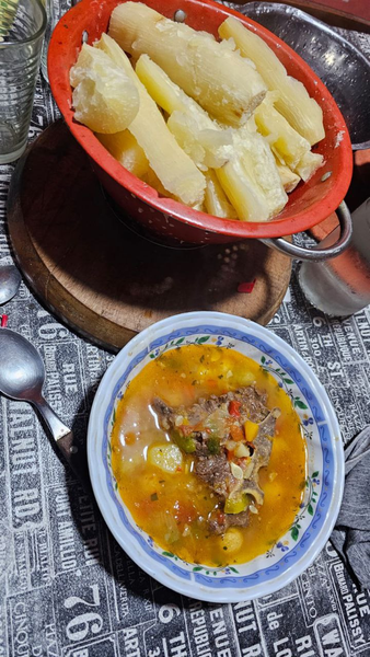 Sopa con carne de res y mandiocaºººººBeef and cassava soup