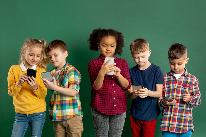 Kids and Cell Phones: When is It Too Early to Start Using Them?