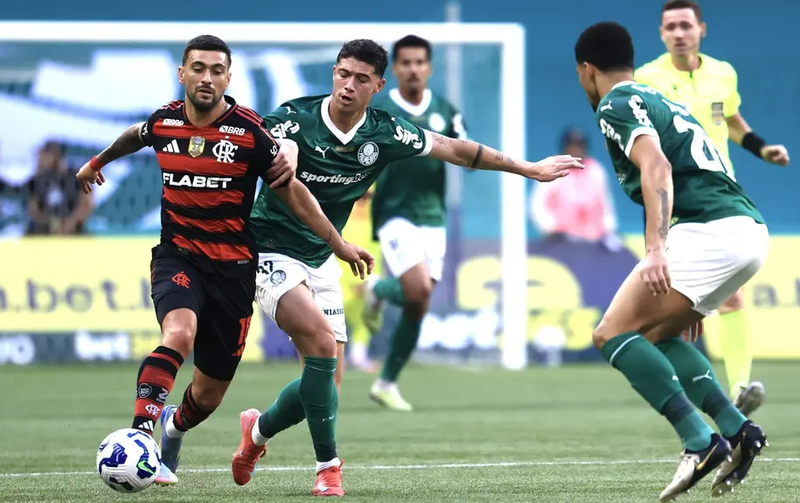 In a Game With Controversial Moments,  Flamengo Beats Palmeiras 2-0