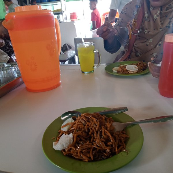 Menikmati  Mie cewek
