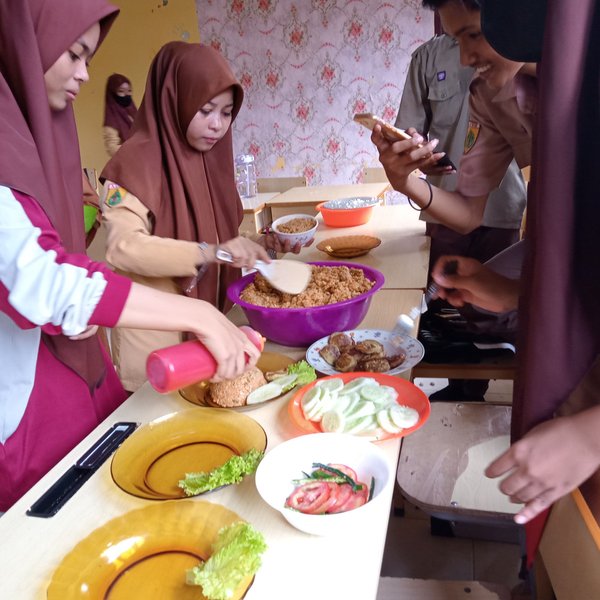 Menata nasi goreng 