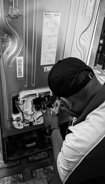 Monomad: Refrigerator Repairman Working  