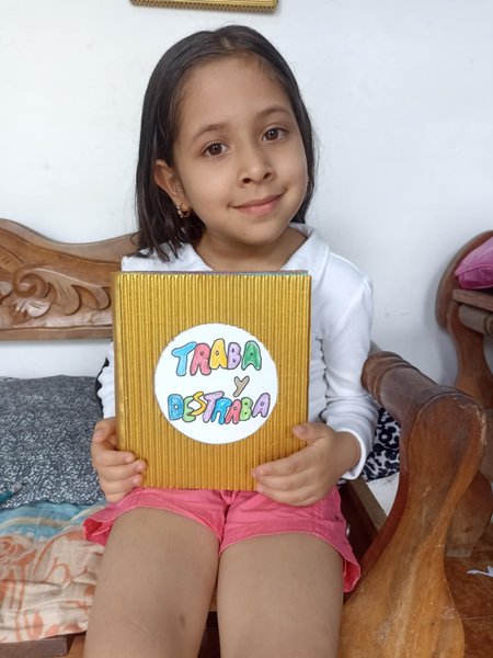 Teamwork - I help my daughter make a recycling book for school -  Ayudo a mi hija a realizar un libro de reciclaje para la escuela.[ENG-ESP]