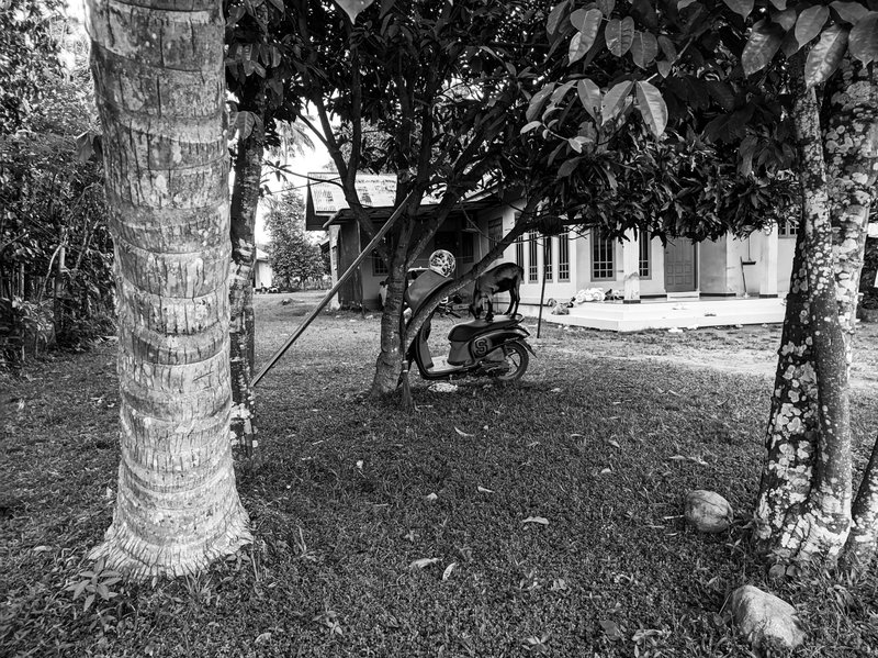 Monomad: the beauty of the village atmosphere before sunset