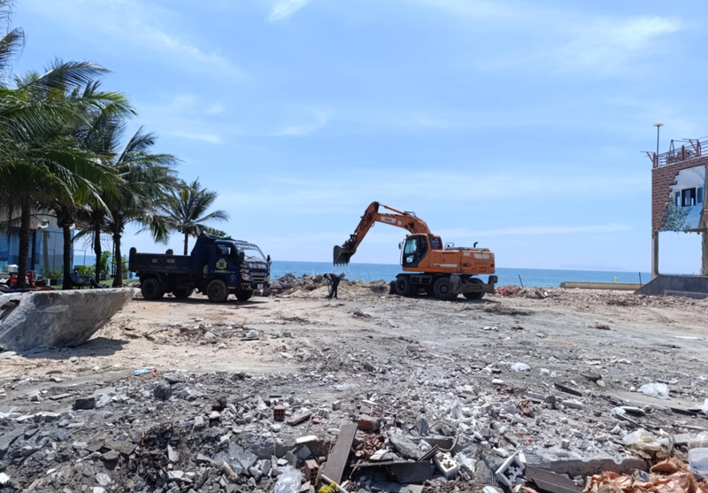 Building demolished on the beach and it looks much better without it