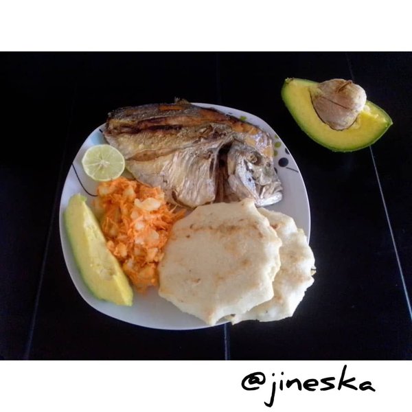 Pescado Frito con Arepas de Maíz Horneadas, Acompañadas de Ensalada y Aguacate | Fried Fish with Baked Corn Arepas, Served with Salad and Avocado