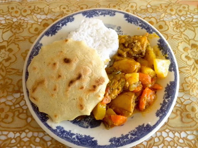 Pollo guisado con Arroz Blanco, Acompañado de una Arepa Estrella||Chicken Stew with White Rice, Accompanied by a Star Arepa 
