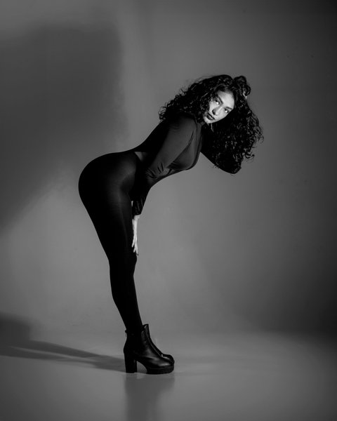 Black and white tones session for my client Maria | monomad challenge.