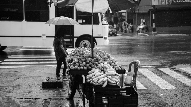 Street photography in a rainy day - Monomad Challenge.