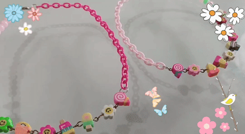 Transformando los collares de mis hijas en unos nuevos con diseños más amigables. 