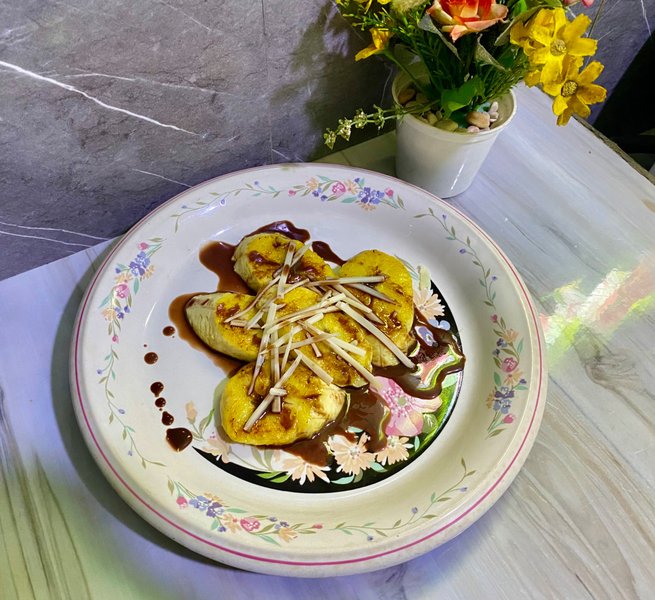 Grilled Banana With Grated Cheese and Milk