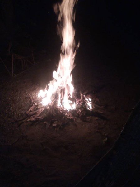 Noche de reflexión en la fogata. [ESP/ENG] Night of reflection at the campfire. 