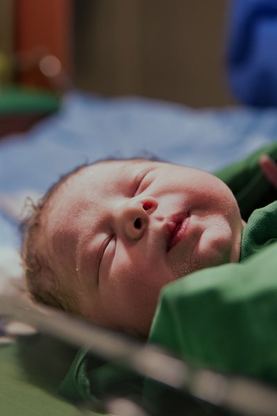 First Heartbeats, First Images : The Story of a Birth in Photographs (ENG/ESP)
