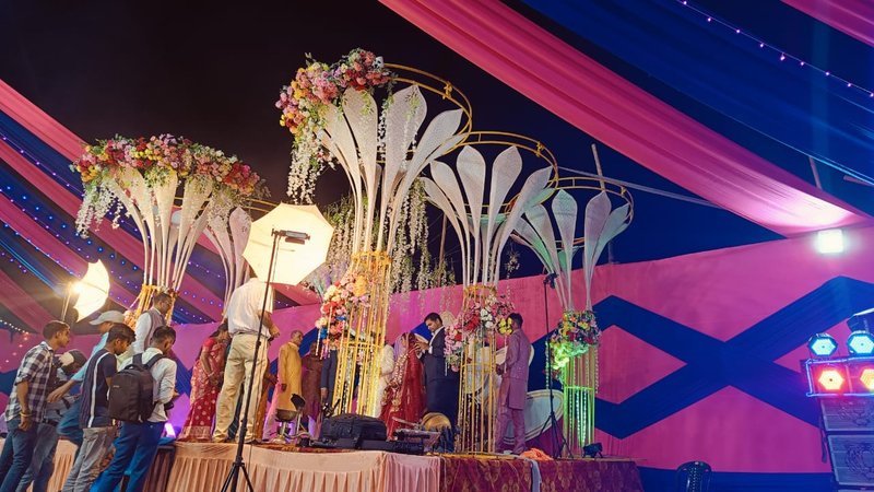 The theme and wedding decoration.
