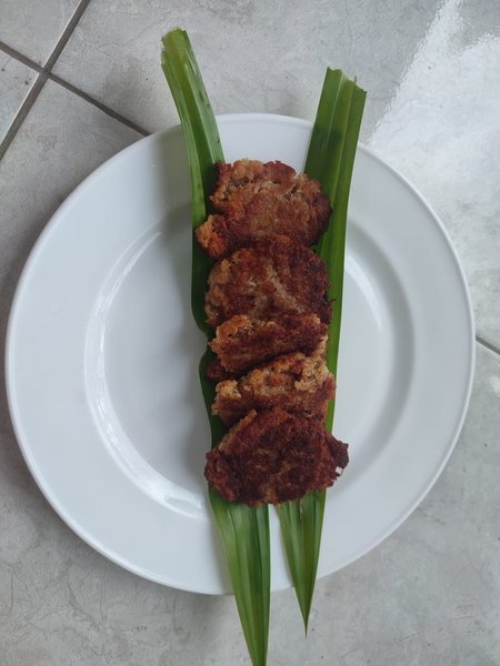 Making fried banana cake