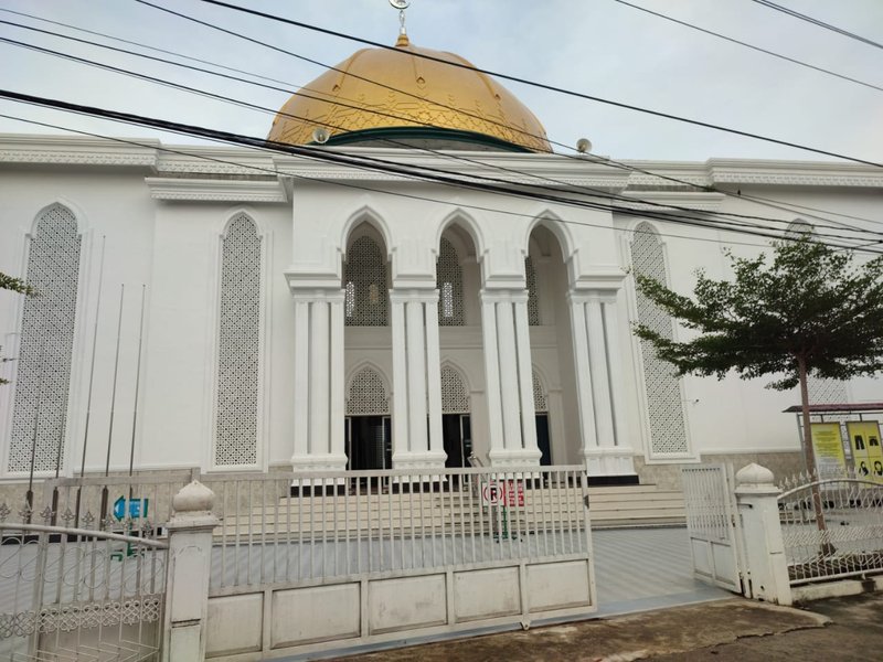 The simplicity of the golden dome mosque in my city.