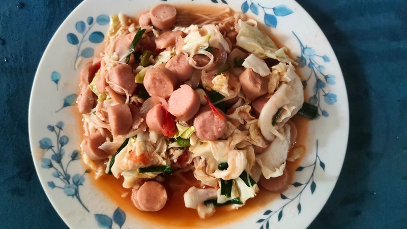 Delicious stir-fried Enoki mushrooms and sausages
