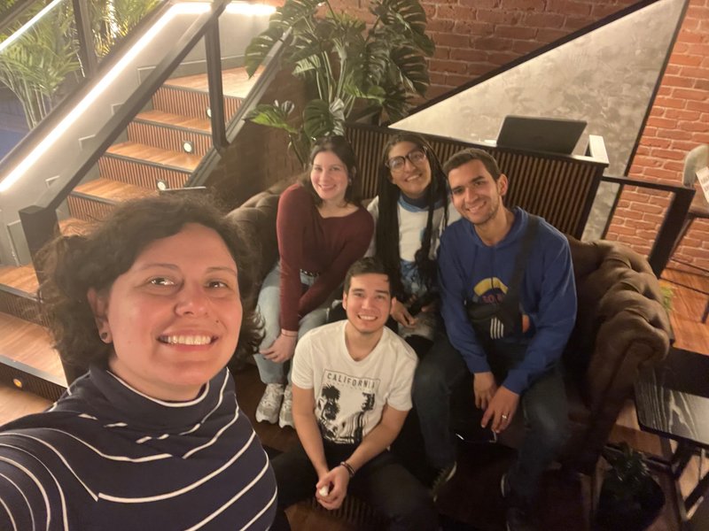 Una tarde de amigos, risas, bebidas y chistes. // An evening of friends, laughter, drinks and jokes.