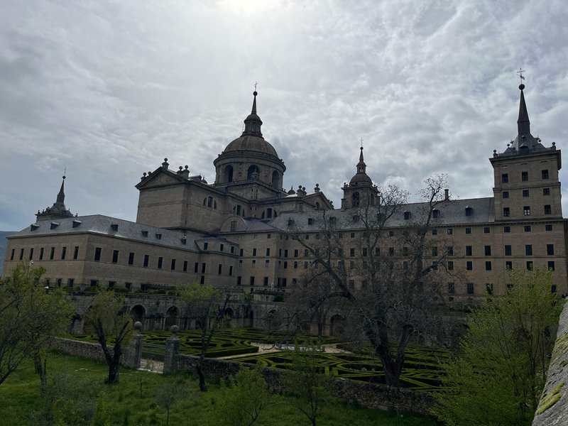 Próxima estación "El Escorial" - Fin de semana conociendo pueblitos.  / Next station “El Escorial” - Weekend visiting small towns.