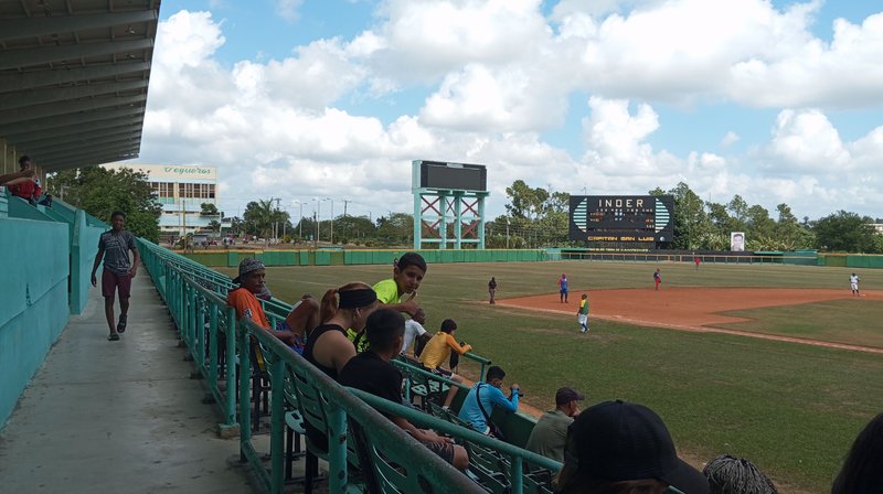 Explorando el complejo deportivo para ver dónde nacen los campeones de salto de longitud en Pinar del Río.