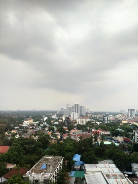 ငိုမဲ့မဲ့ တိမ်တိုက်တွေ
