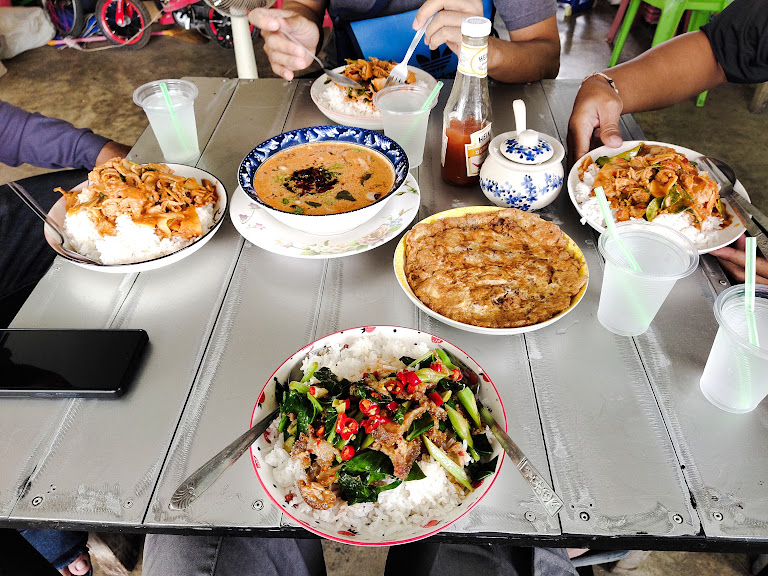 Just thinking about it makes my stomach rumble! Today I didn't come alone, but I brought my "four friends" with me.